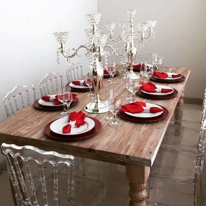 Mesa-simples-com-sousplat-de-natal-vermelho-e-pratos-brancos.-Fonte-Toque-de-Classe-Festas