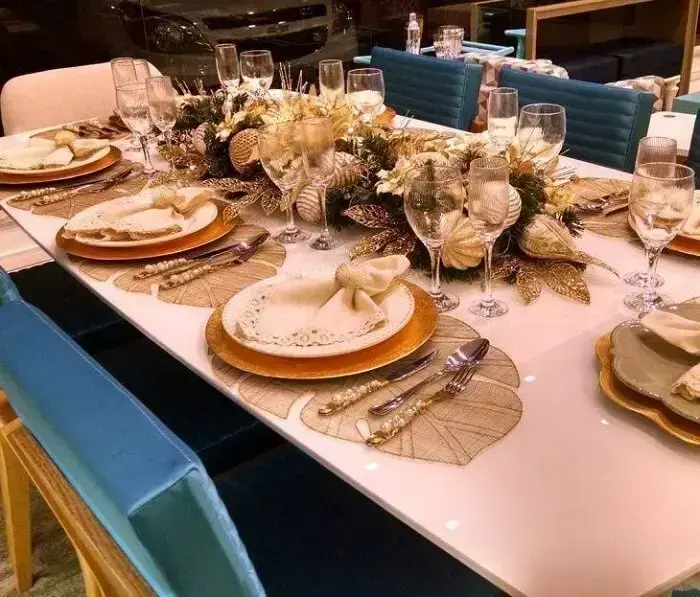 Sousplat-de-natal-em-formato-de-folha-e-puro-luxo.-Fonte-Decoratto